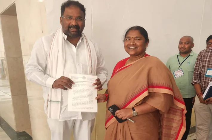 జగ్గన్నపేట క్రీడా పాఠశాలకు అనుమతుల కోసం సీతక్క విజ్ఞప్తి