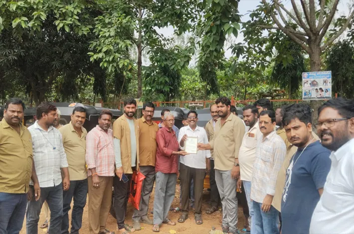 ఆటో కార్మికులకు సంవత్సరానికి 12000 వెంటనే ఇవ్వాలి 