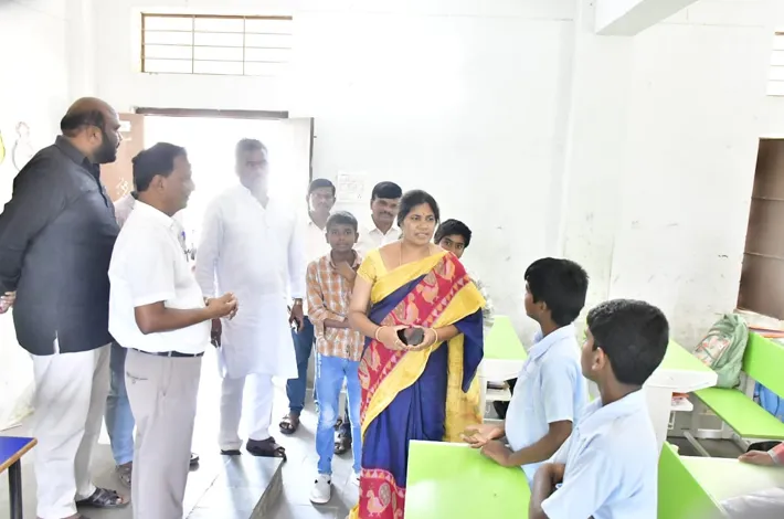 ప్రభుత్వ బీచ్ మహల్ పాఠశాలలో మున్సిపల్ చైర్మన్ ఆకస్మిక తనిఖీ