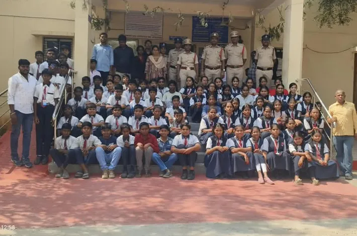 పోలీసుల విధులపై విద్యార్థులకు అవగాహన..