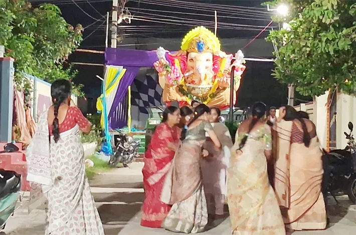 శ్రీనగర్ కాలనీలో ఘనంగా గణపతి నిమజ్జన వేడుకలు