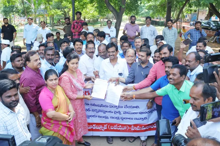 జర్నలిస్టుల సమస్యలు పరిష్కరించాలి
