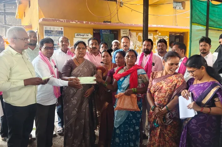 74 మందికి కళ్యాణ లక్ష్మి చెక్కుల పంపిణీ.. ఎమ్మెల్యే కోవ లక్ష్మి