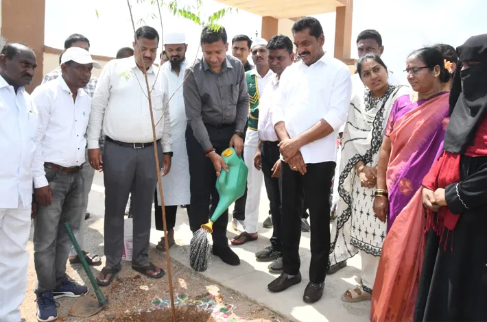 బంగారు గూడ మైనారిటీ గురుకులంలో వనమహోత్సవం