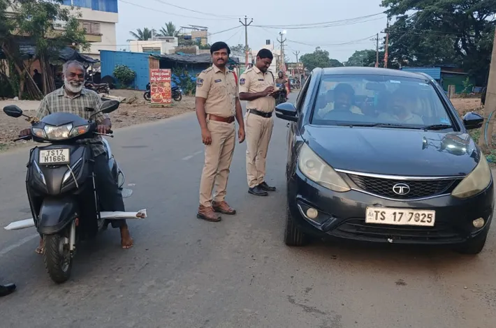 ద్విచక్ర వాహనదారులు ఖచ్చితంగా హెల్మెట్ ధరించాలి...