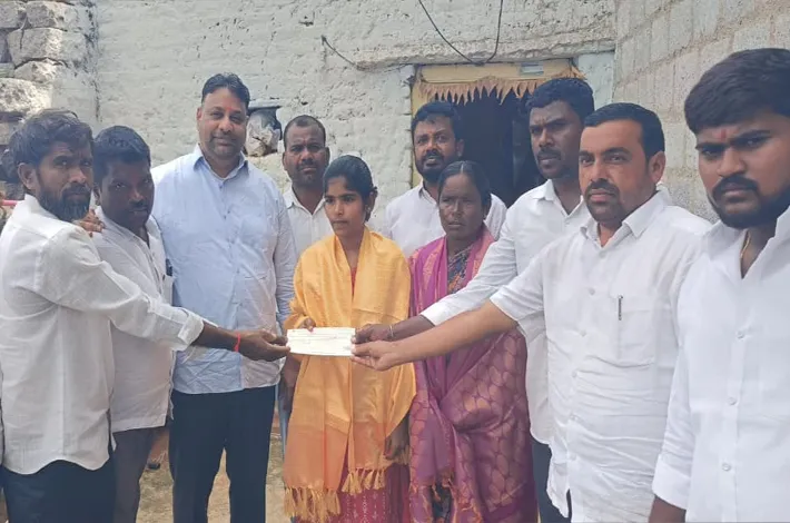 నిరుపేద వైద్య విద్యార్థికి అండ..