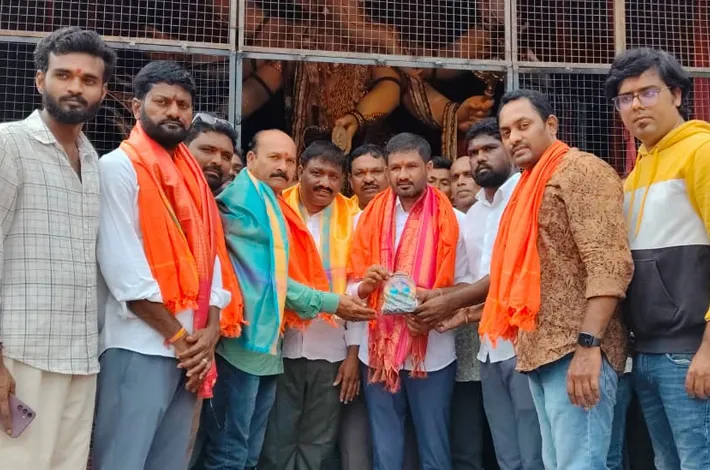 వినాయక విగ్రహానికి పూజలు
