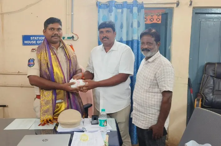 నూతన ఎస్సై సురేష్‌ను మర్యాదపూర్వకంగా కలిసిన జూపెడ సర్పంచ్