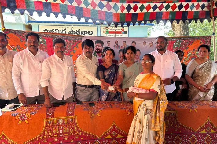 స్మార్ట్ రేషన్ కార్డుల పంపిణీ 