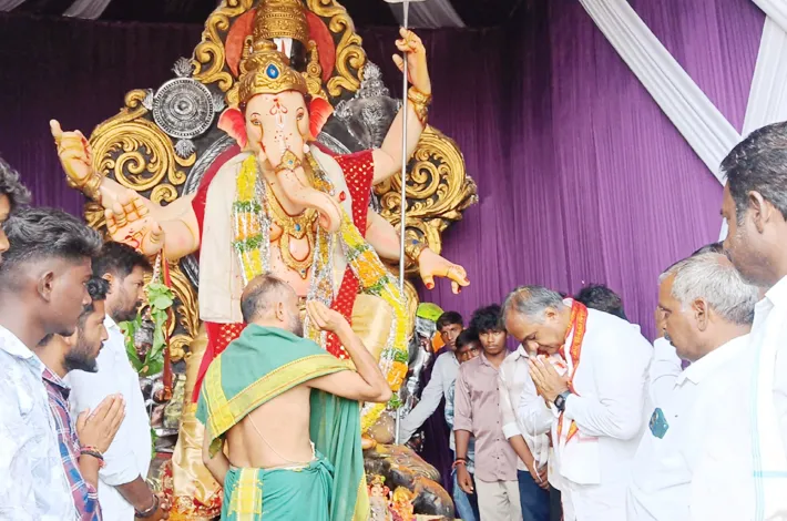 వినాయకుడికి చల్మెడ లక్ష్మీ నరసింహారావు ప్రత్యేక పూజలు