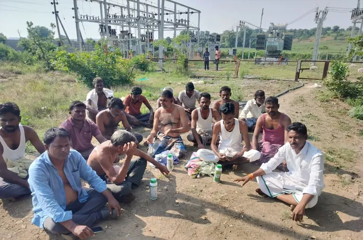 పురుగు మందు డబ్బలతో  రైతుల ఆందోళన