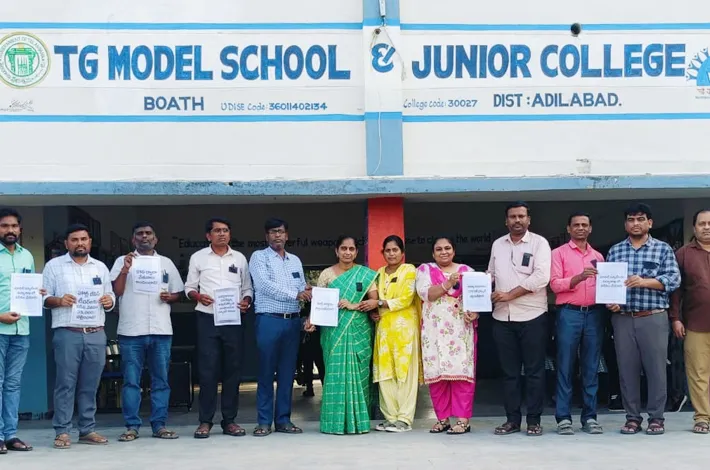 నల్ల బ్యాడ్జీలతో మోడల్ స్కూల్ ఉపాధ్యాయుల నిరసన
