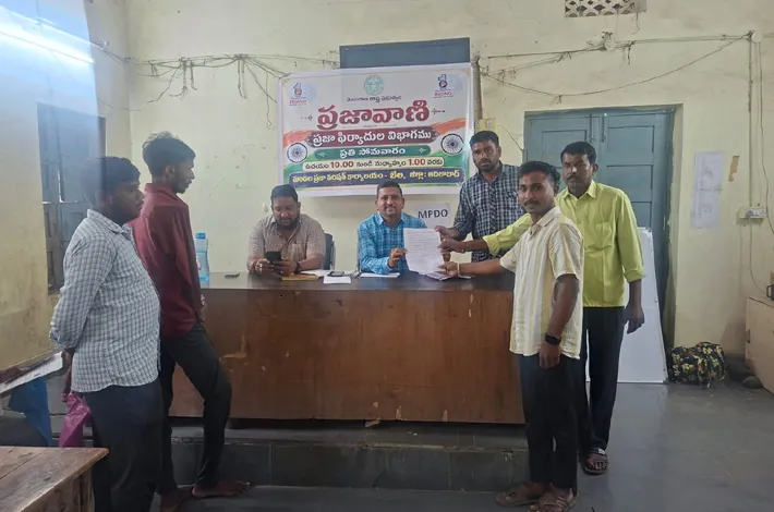 ప్రజావాణిలో ఎంపీడీవోకు కాలనీవాసుల వినతిపత్రం