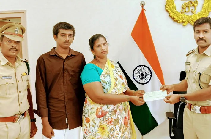 హోంగార్డ్ కుటుంబానికి రూ.20 వేల ఆర్థిక సాయం