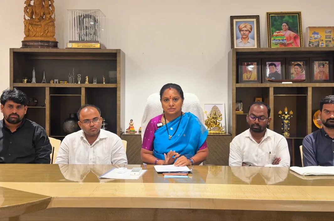 జీతాల్లో కోతలా? ప్రభుత్వంపై కవిత ఫైర్