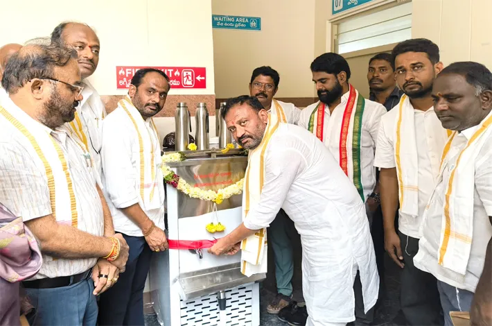 ఆసుపత్రికి వాటర్ ఫ్రిడ్జ్ వితరణ