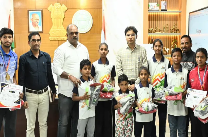 కలెక్టర్  క్రీడాకిట్ల పంపిణీ