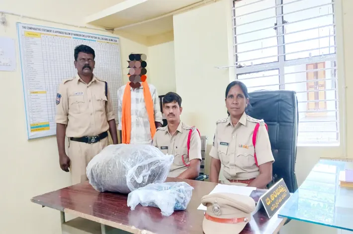 2 కిలోల ఎండు గంజాయి స్వాధీనం