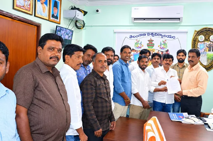 ఔట్సోర్సింగ్ ఉద్యోగుల సమస్యలను పరిష్కరించాలి