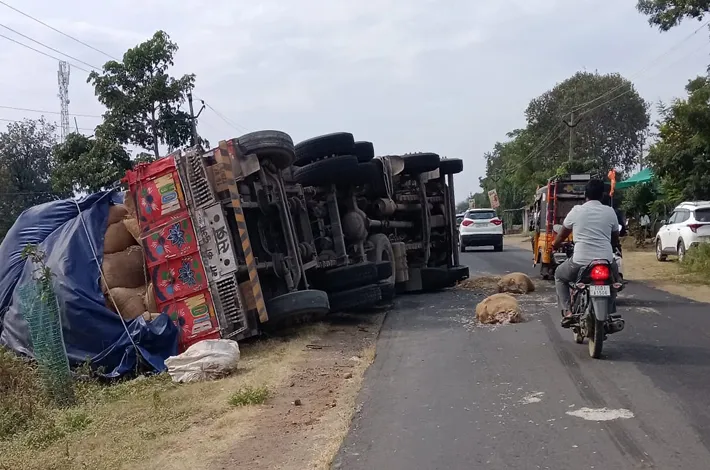 లారీ బోల్తా... డ్రైవర్ క్లీనర్ కు గాయాలు..