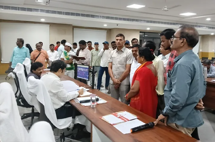 అర్జీల పరిష్కారంలో జాప్యం వద్దు