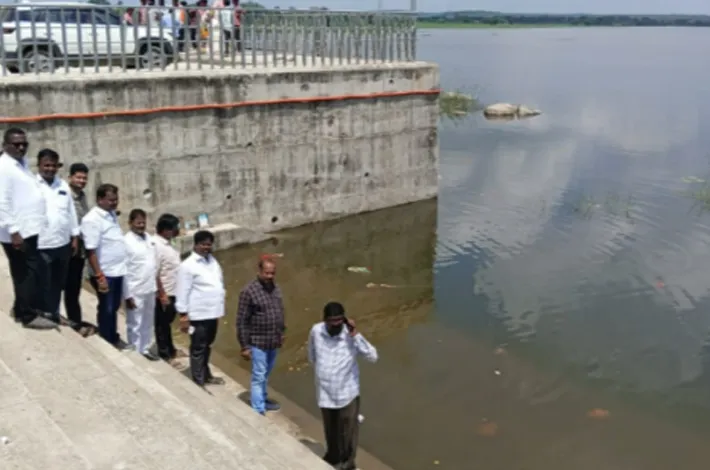 డివైడర్ లైటింగ్ పనులను,నిమజ్జన స్థలాన్ని పరిశీలించిన మున్సిపల్ ఛైర్మన్ 