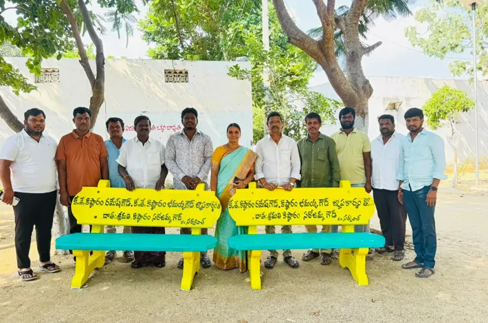 కుమారుడి జ్ఞాపకార్థం సిమెంట్ కుర్చీలు వితరణ