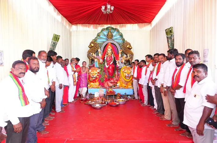దుర్గాదేవి అమ్మవారిని దర్శించుకున్న ప్రభుత్వ విప్ ఆది శ్రీనివాస్