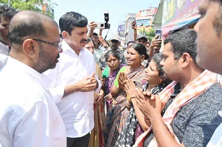 లింగాల కేదారి కుటుంబాన్ని పరామర్శించిన మంత్రి పొంగులేటి