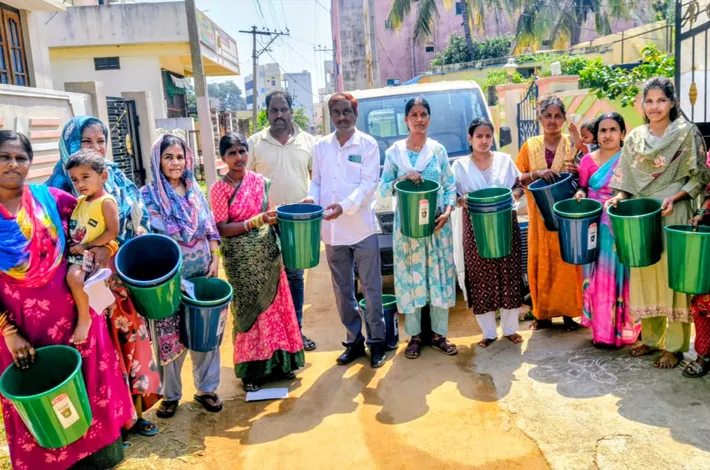 వార్డులో చెత్తబుట్టల పంపిణీ 