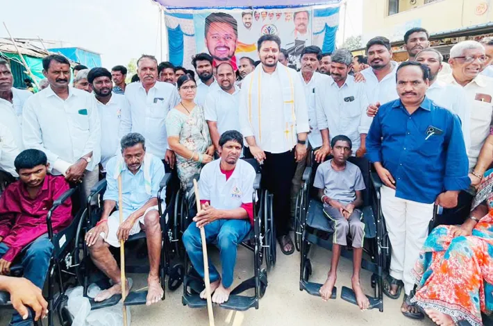 వికలాంగులకు వీల్‌చైర్ల పంపిణీ.. 