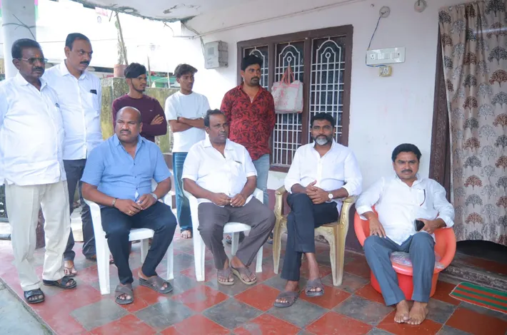 మృతుడి కుటుంబానికి మువ్వా పరామర్శ