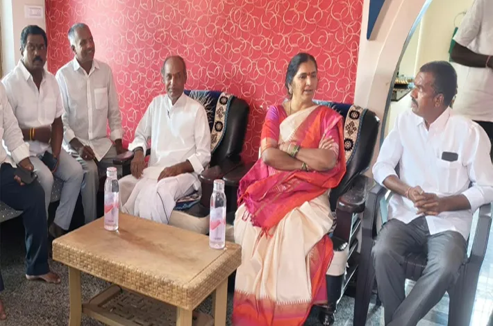 బాధిత కుటుంబాలకు పద్మాదేవేందర్‌రెడ్డి అండ