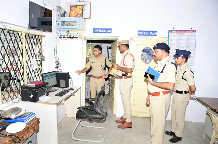 పోలీస్ స్టేషన్‌ను ఆకస్మికంగా తనిఖీ చేసిన జిల్లా ఎస్పీ