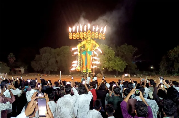 ఘనంగా దసరా వేడుకలు-రావణ దహనాలు