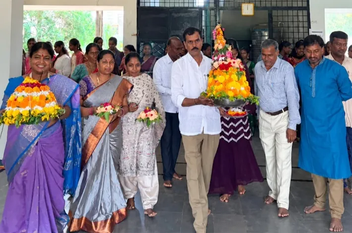 కళాశాలలో ముందస్తు.. బతుకమ్మ వేడుకలు
