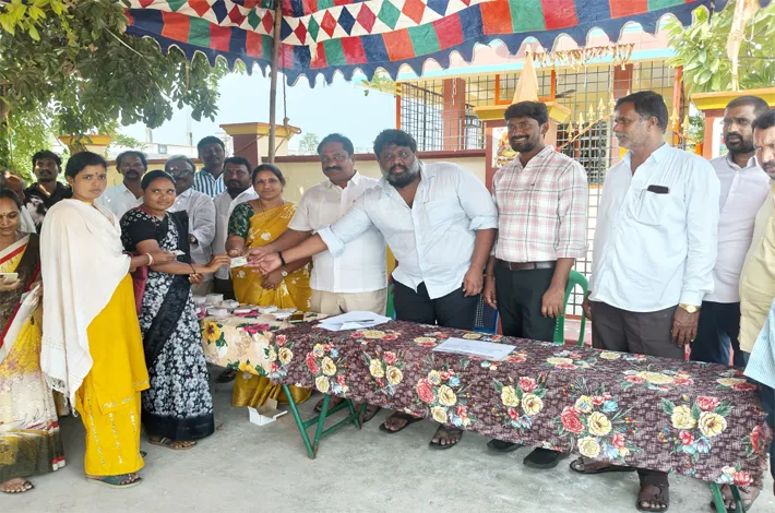 మున్సిపాలిటీలో స్మార్ట్ రేషన్ కార్డులు పంపిణీ