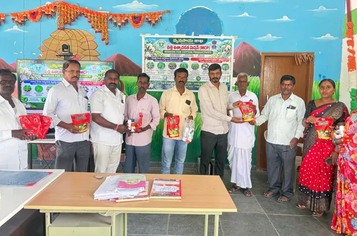 చిటకోడూరులో రైతులకు పత్తి ఎరువులు, మందుల పంపిణీ