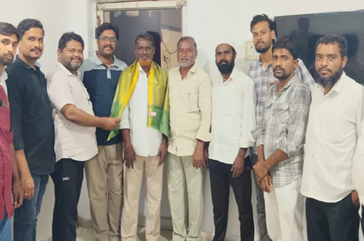 కాంగ్రెస్ పార్టీ ఉపాధ్యక్షుడు సన్మానించిన ఏఎంసీ చైర్మన్