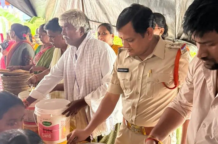 అన్నప్రసాద కార్యక్రమాన్ని ప్రారంభించిన ఎస్సై రమేష్ కుమార్