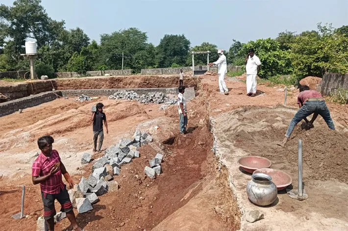 ఆలయ అడుగున రిటైనింగ్ వాల్