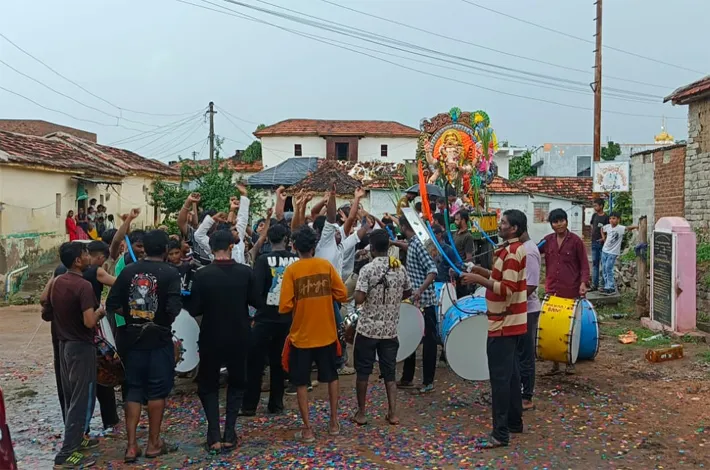 నందివాడలో గణనాథుడి శోభాయాత్రలో నృత్యాలు చేస్తున్న యువకులు 