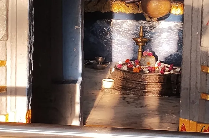 శివలింగాన్ని తాకిన సూర్యకిరణాలు 