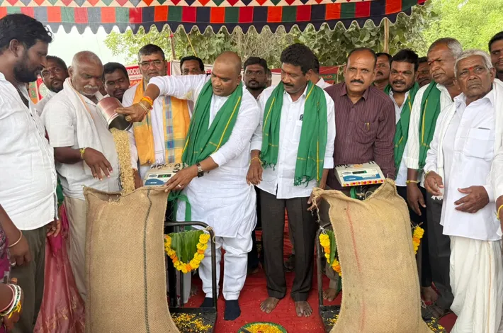 దళారుల చేతుల్లో రైతులు మోసపోకండి