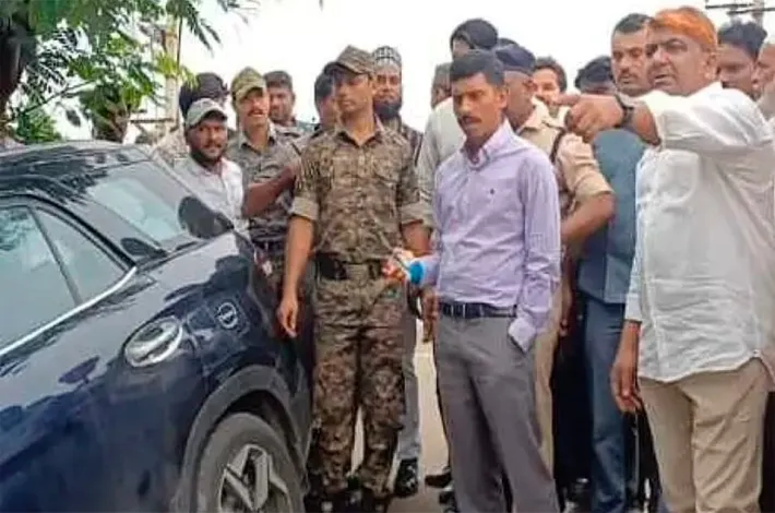 బోధన్‌లో  ప్రమాద స్థలాన్ని పరిశీలించిన సీపీ