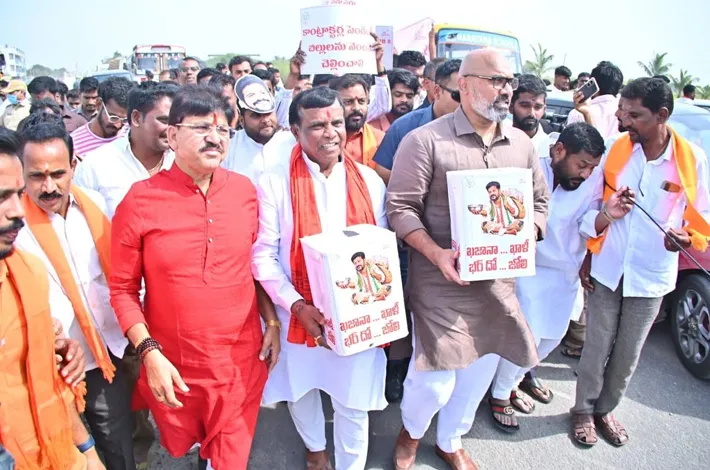 ఎంపీ ధర్మపురి అరవింద్‌తో కలిసి భిక్షాటన చేసిన ఎమ్మెల్యే