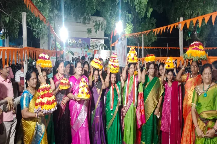 రంగురంగుల పూలతో.. బతుకమ్మ సంబరాలు.!