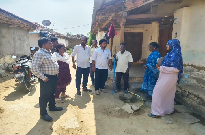 ఇందిరమ్మ ఇండ్లు పనులను పరిశీలించిన హోసింగ్ పీడీ మాణిక్యం