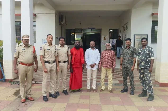 పోలీస్‌స్టేషన్‌ ఎదుట ఆత్మహత్యాయత్నం