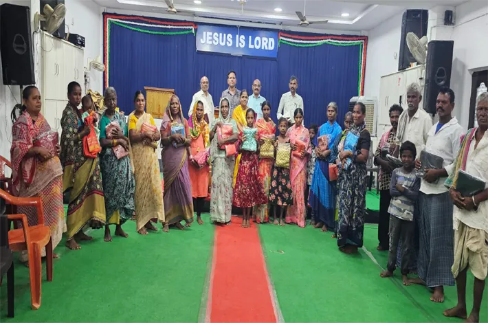పేదలకు నూతన వస్త్రాల పంపిణీ